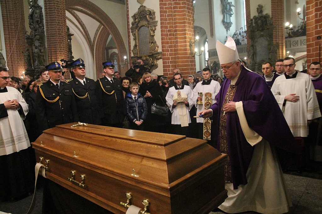 Uroczystości pogrzebowe księdza biskupa Tadeusza Rybaka cz2
