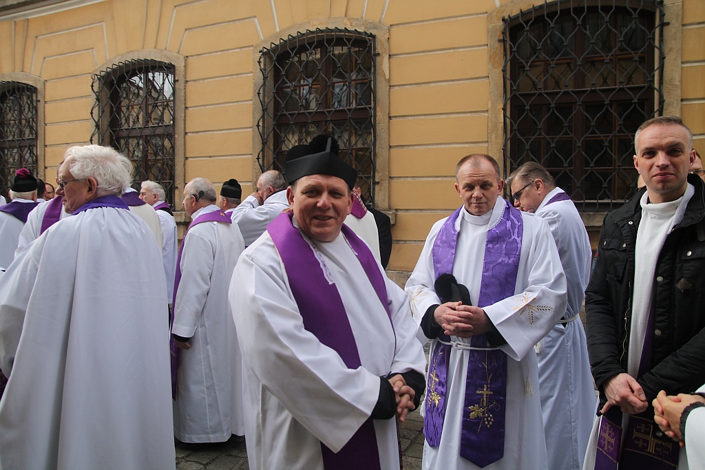 Uroczystości pogrzebowe księdza biskupa Tadeusza Rybaka cz1