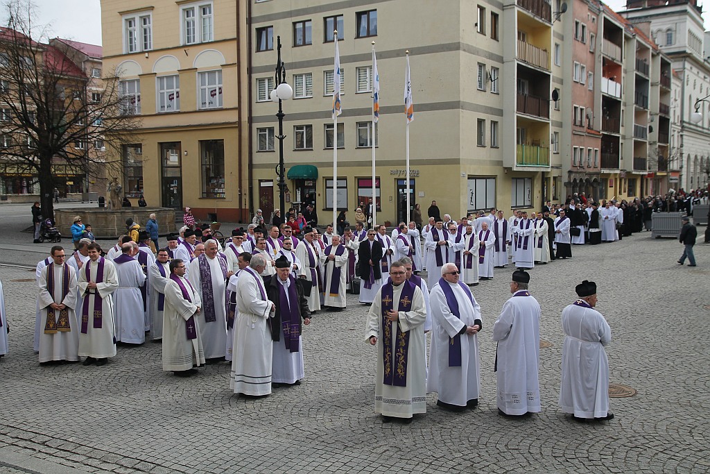 Uroczystości pogrzebowe księdza biskupa Tadeusza Rybaka cz1