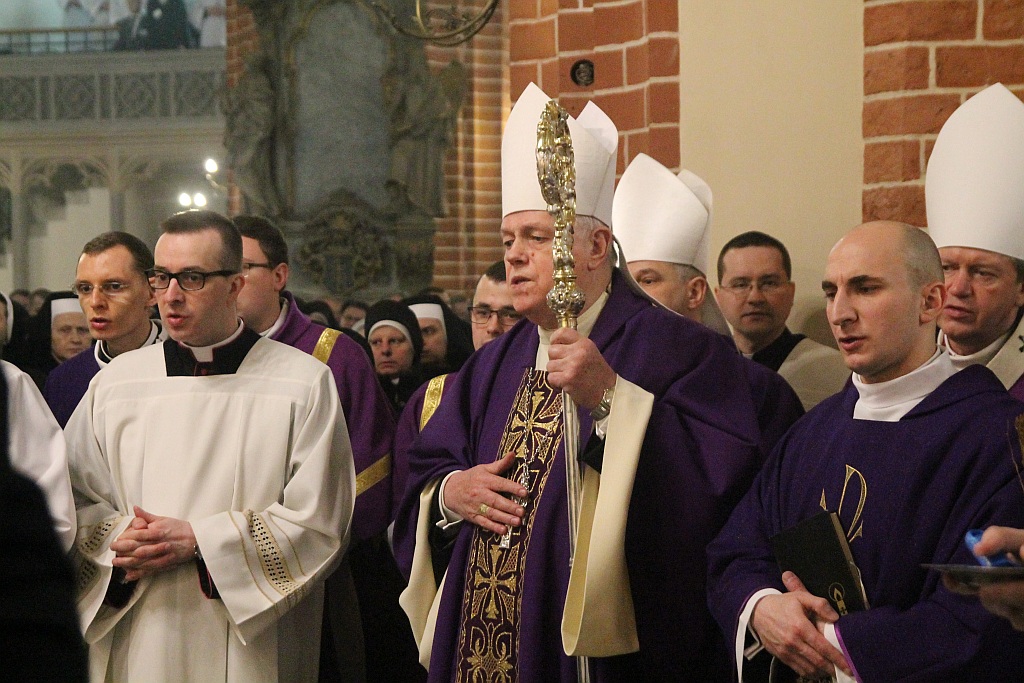 Uroczystości pogrzebowe księdza biskupa Tadeusza Rybaka cz2
