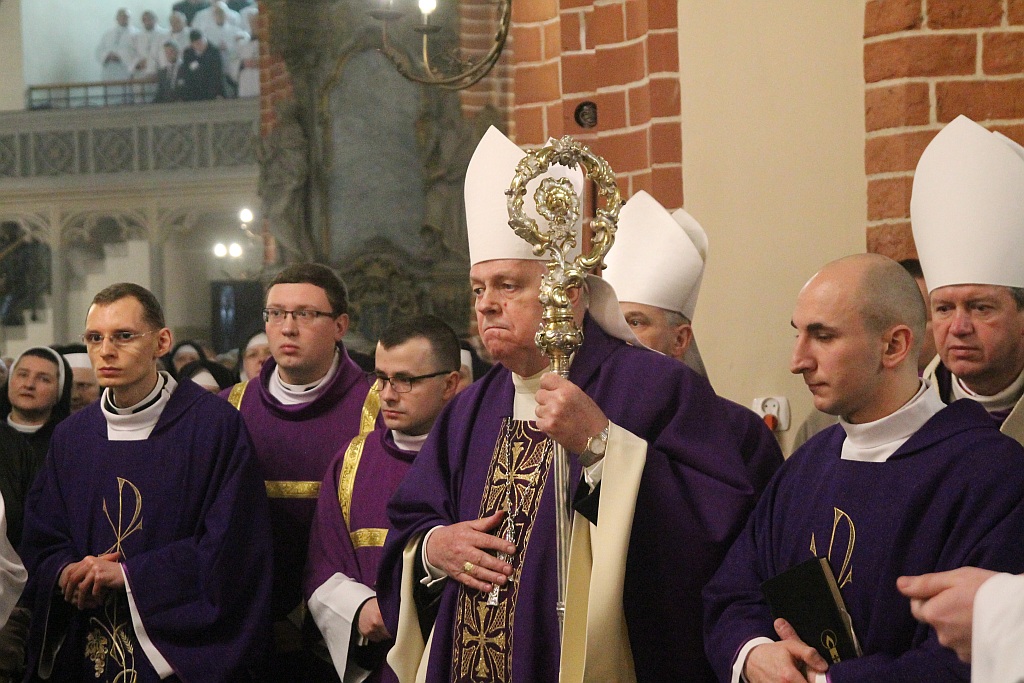 Uroczystości pogrzebowe księdza biskupa Tadeusza Rybaka cz2
