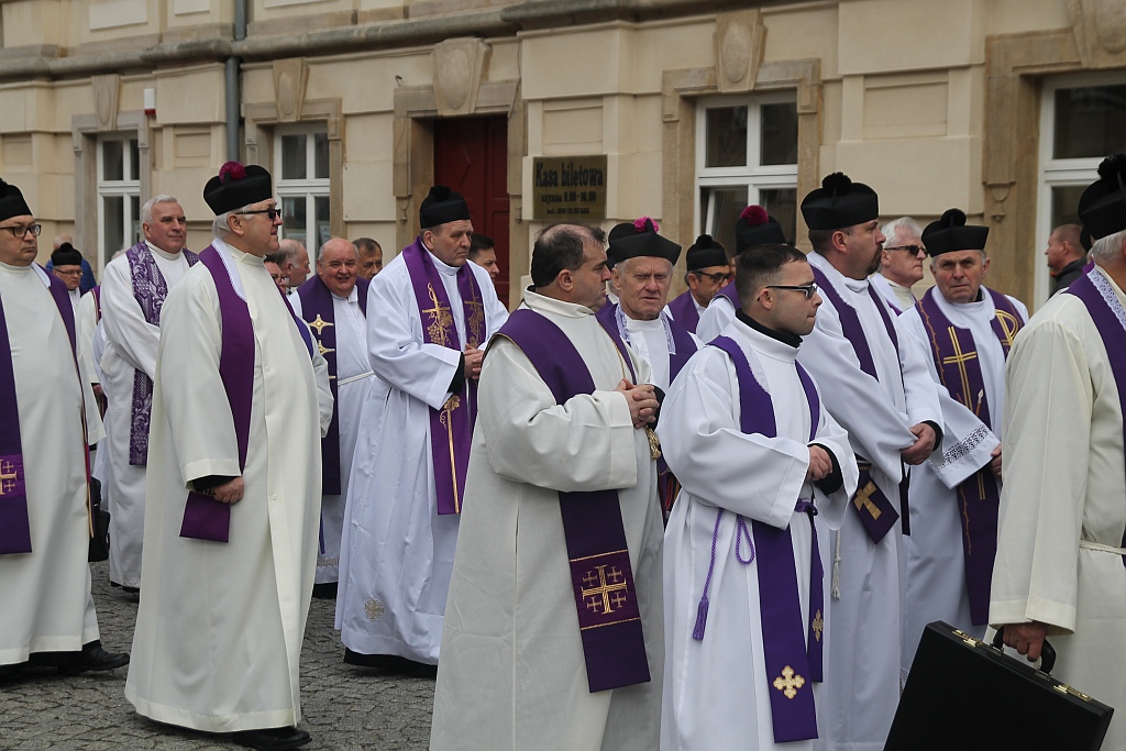 Uroczystości pogrzebowe księdza biskupa Tadeusza Rybaka cz1