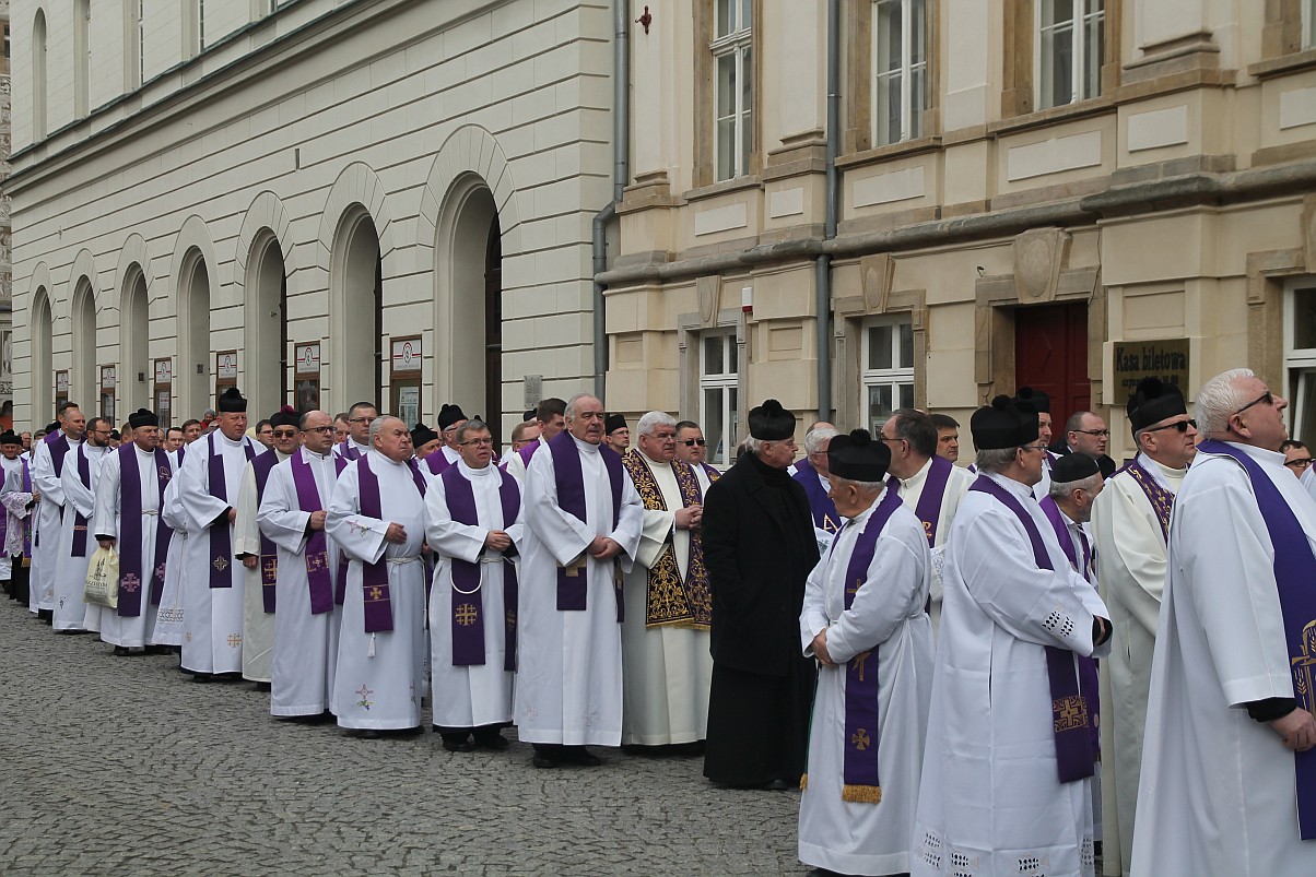 Uroczystości pogrzebowe księdza biskupa Tadeusza Rybaka cz1