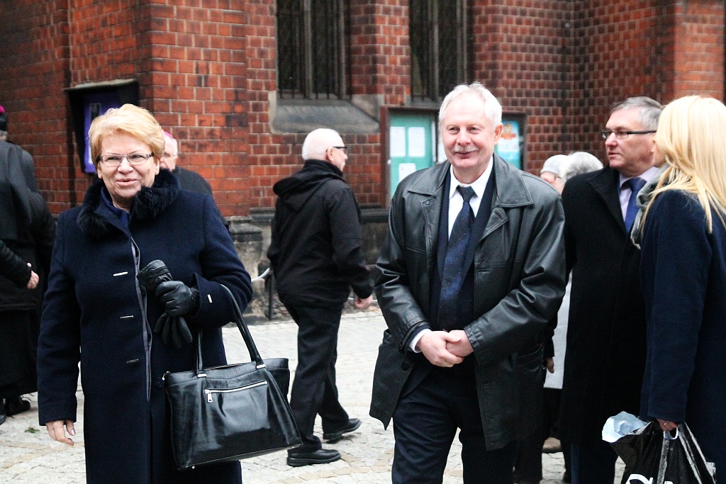 Uroczystości pogrzebowe księdza biskupa Tadeusza Rybaka cz2
