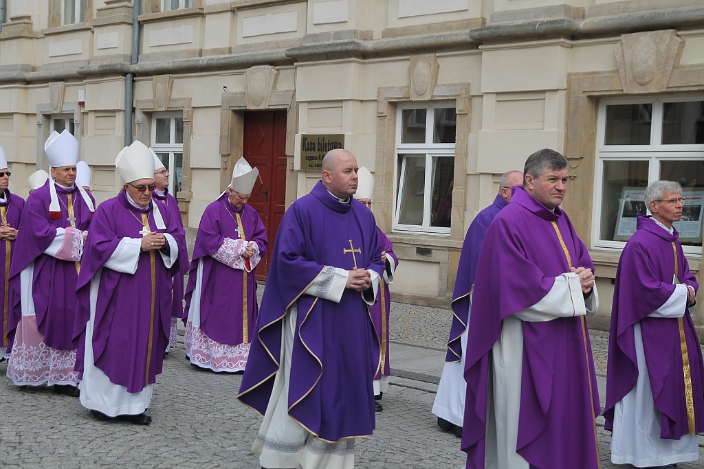 Uroczystości pogrzebowe księdza biskupa Tadeusza Rybaka cz1