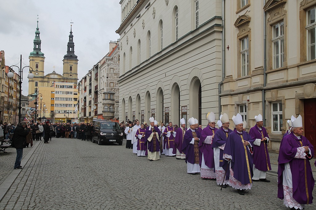 Uroczystości pogrzebowe księdza biskupa Tadeusza Rybaka cz1
