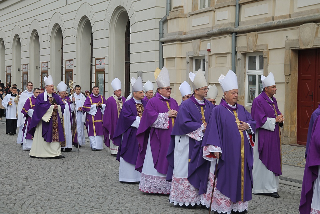 Uroczystości pogrzebowe księdza biskupa Tadeusza Rybaka cz1