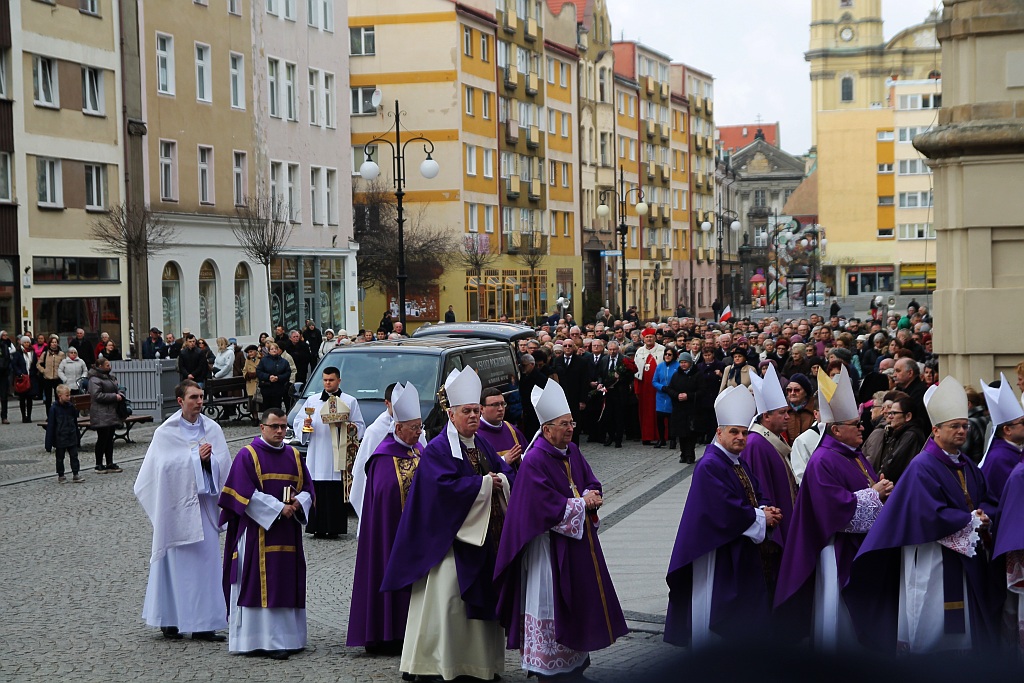 Uroczystości pogrzebowe księdza biskupa Tadeusza Rybaka cz1