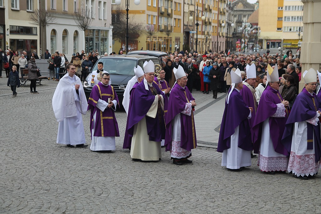 Uroczystości pogrzebowe księdza biskupa Tadeusza Rybaka cz1
