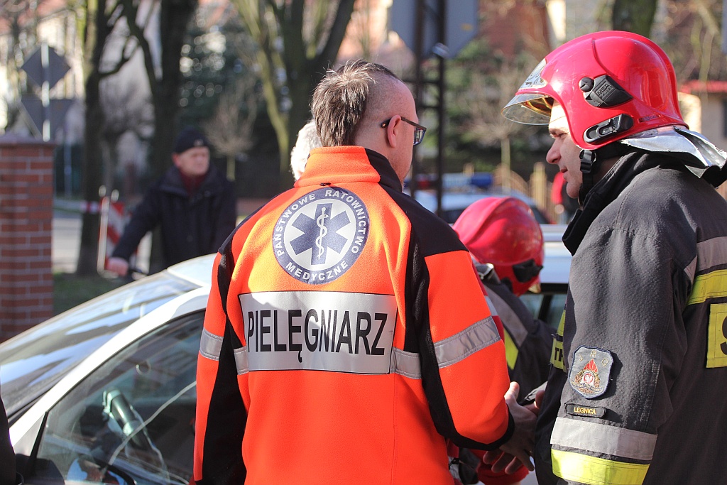 Zderzenie dwóch aut na skrzyżowaniu Rataja i Wojska Polskiego