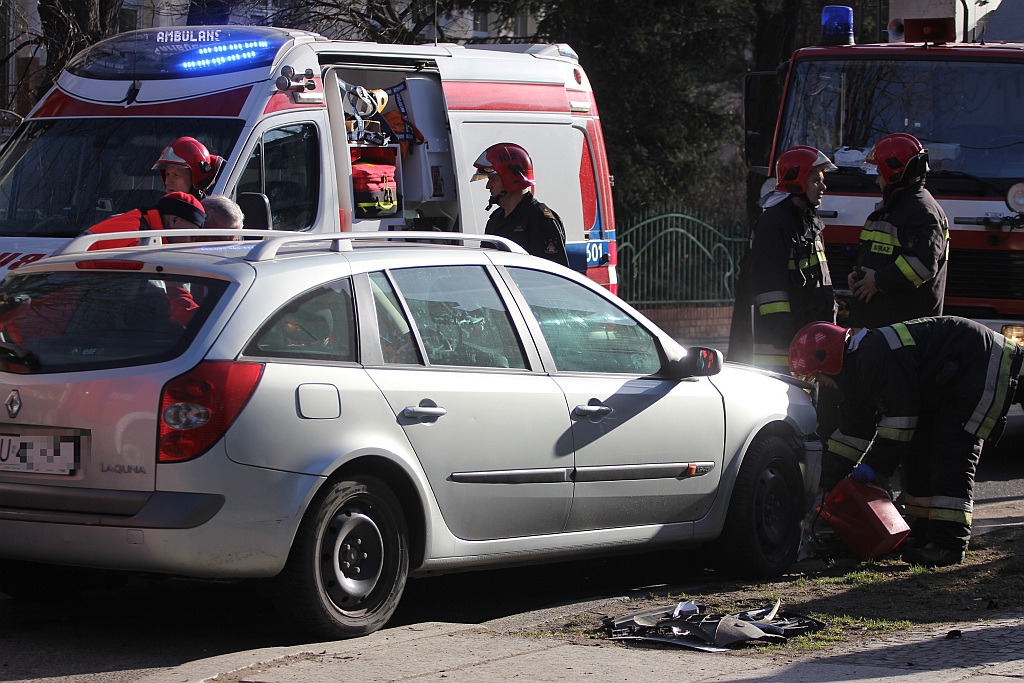 Zderzenie dwóch aut na skrzyżowaniu Rataja i Wojska Polskiego