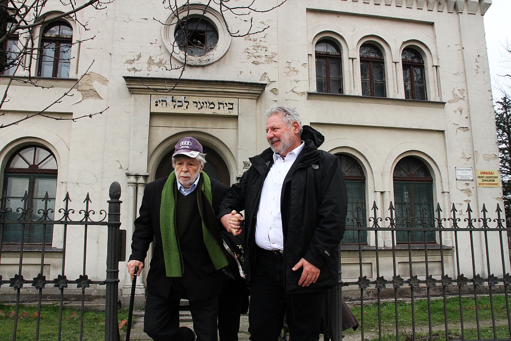 Profesor Szewach Weiss odwiedził cmentarz żydowski w Legnicy