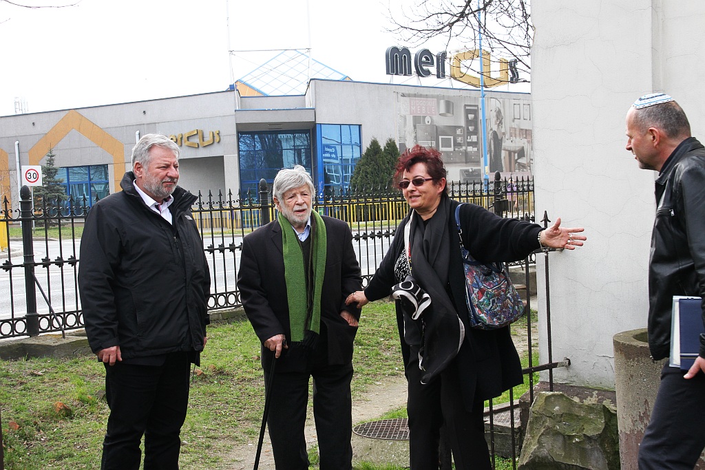 Profesor Szewach Weiss odwiedził cmentarz żydowski w Legnicy