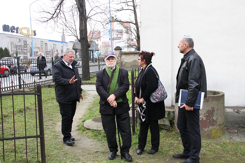 Profesor Szewach Weiss odwiedził cmentarz żydowski w Legnicy