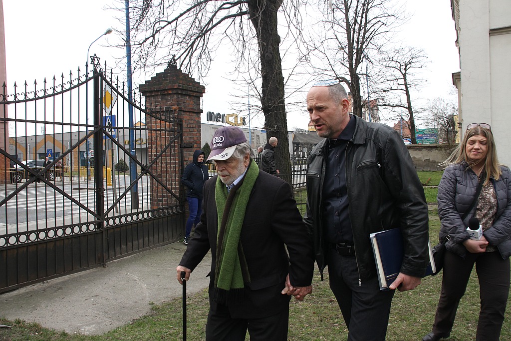 Profesor Szewach Weiss odwiedził cmentarz żydowski w Legnicy