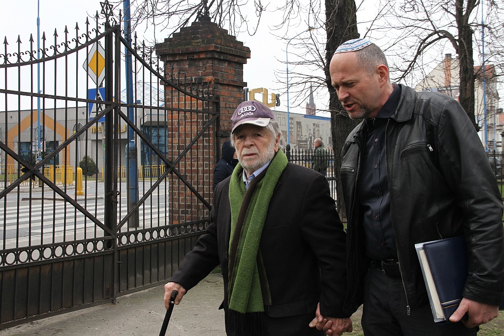 Profesor Szewach Weiss odwiedził cmentarz żydowski w Legnicy