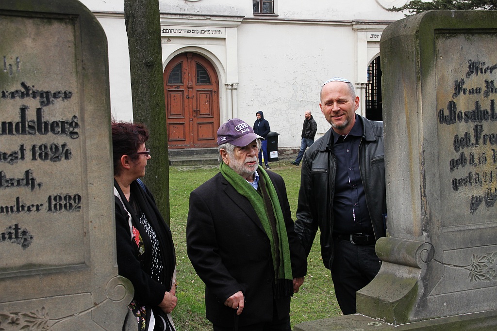 Profesor Szewach Weiss odwiedził cmentarz żydowski w Legnicy