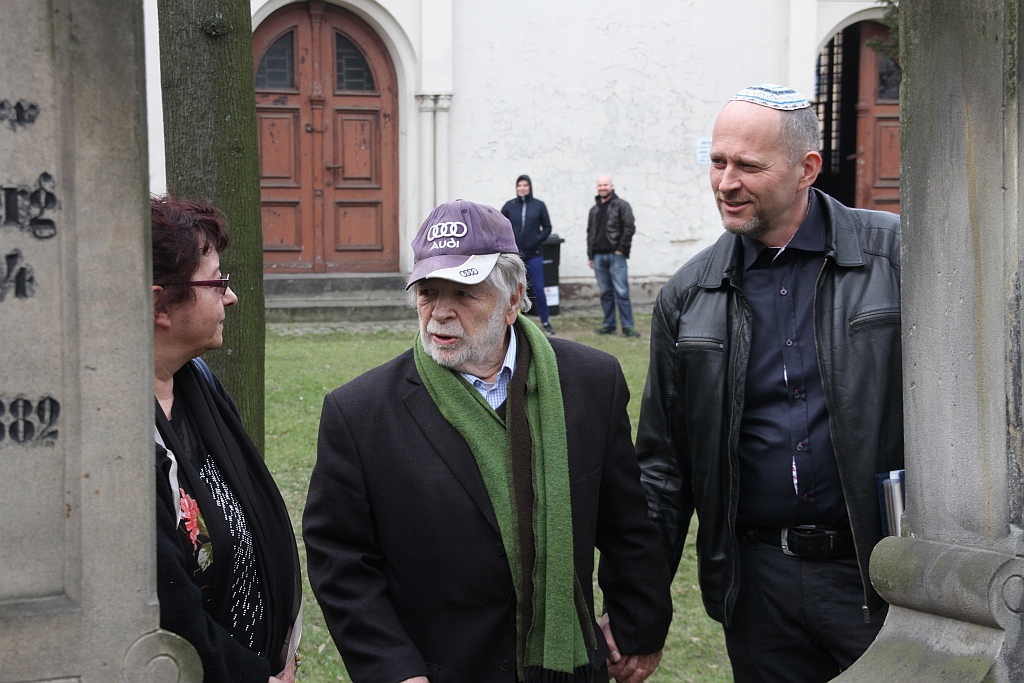 Profesor Szewach Weiss odwiedził cmentarz żydowski w Legnicy