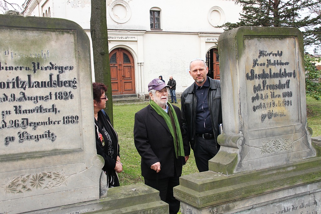 Profesor Szewach Weiss odwiedził cmentarz żydowski w Legnicy