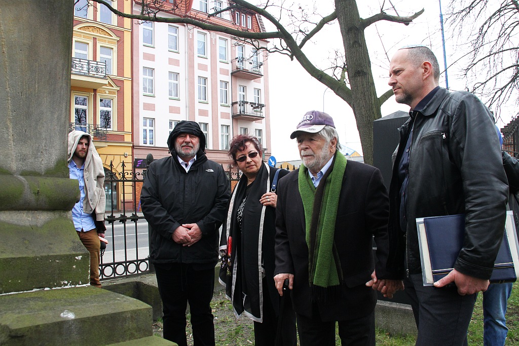 Profesor Szewach Weiss odwiedził cmentarz żydowski w Legnicy