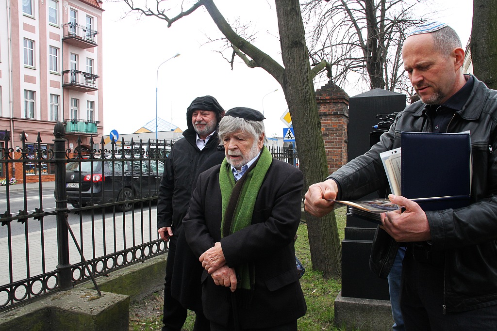 Profesor Szewach Weiss odwiedził cmentarz żydowski w Legnicy