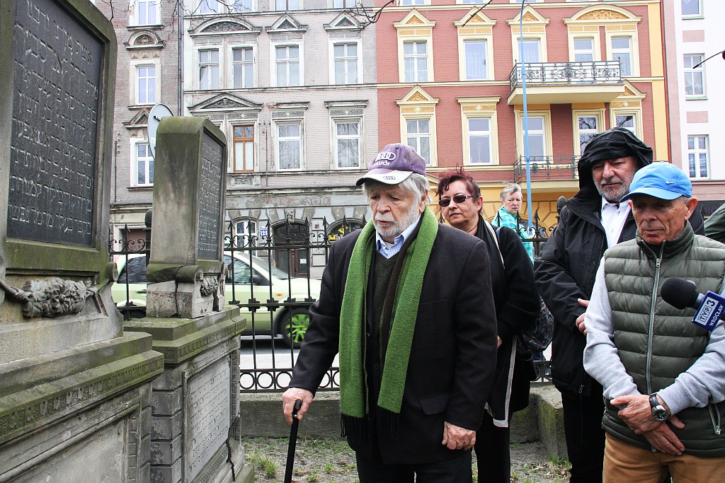 Profesor Szewach Weiss odwiedził cmentarz żydowski w Legnicy