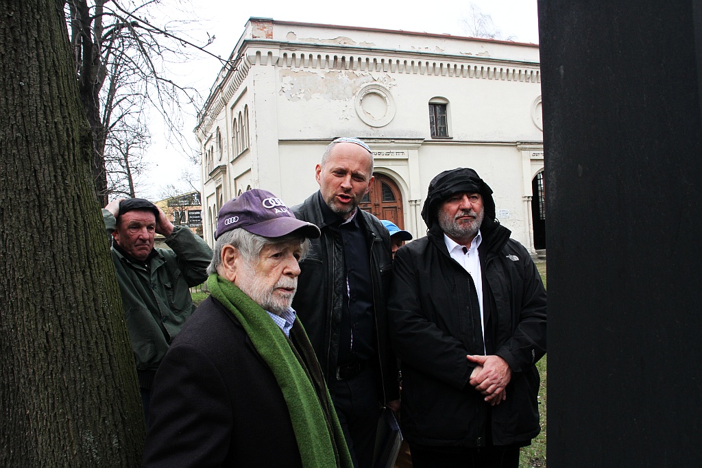 Profesor Szewach Weiss odwiedził cmentarz żydowski w Legnicy