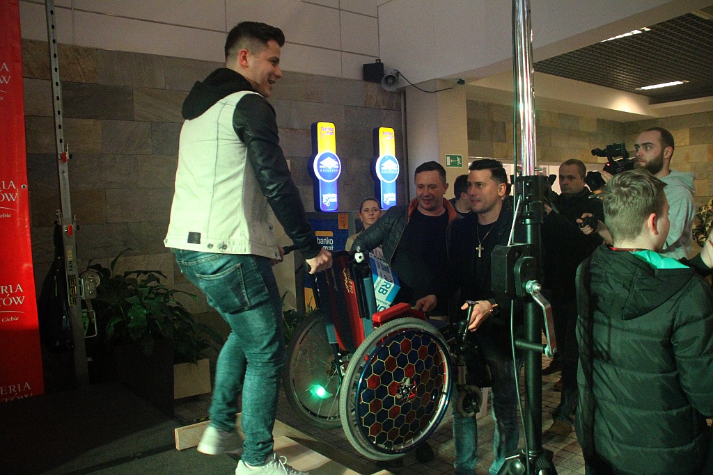 Bracia Collins przekazali wózek ośmioletniemu Nikosowi