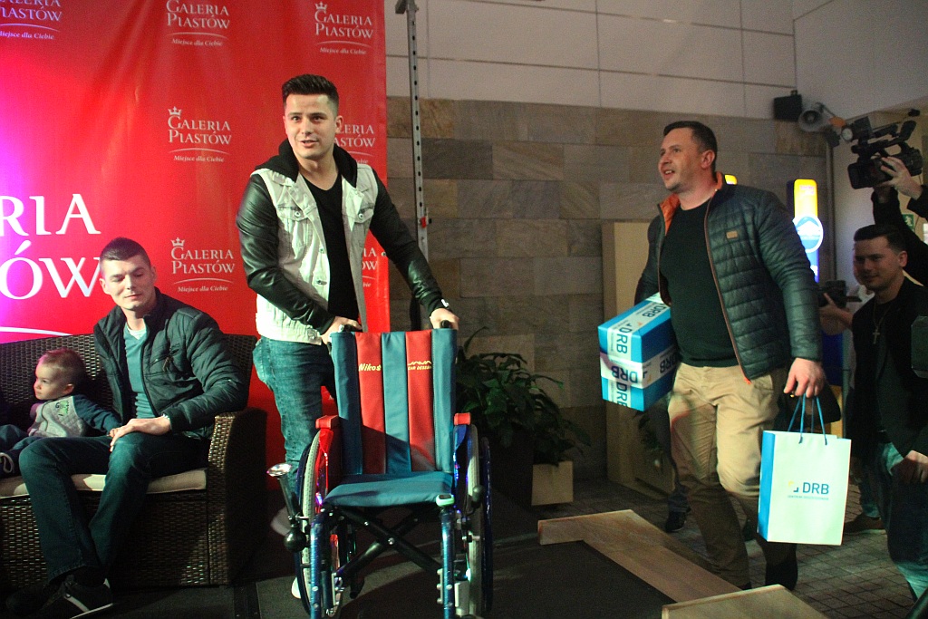 Bracia Collins przekazali wózek ośmioletniemu Nikosowi