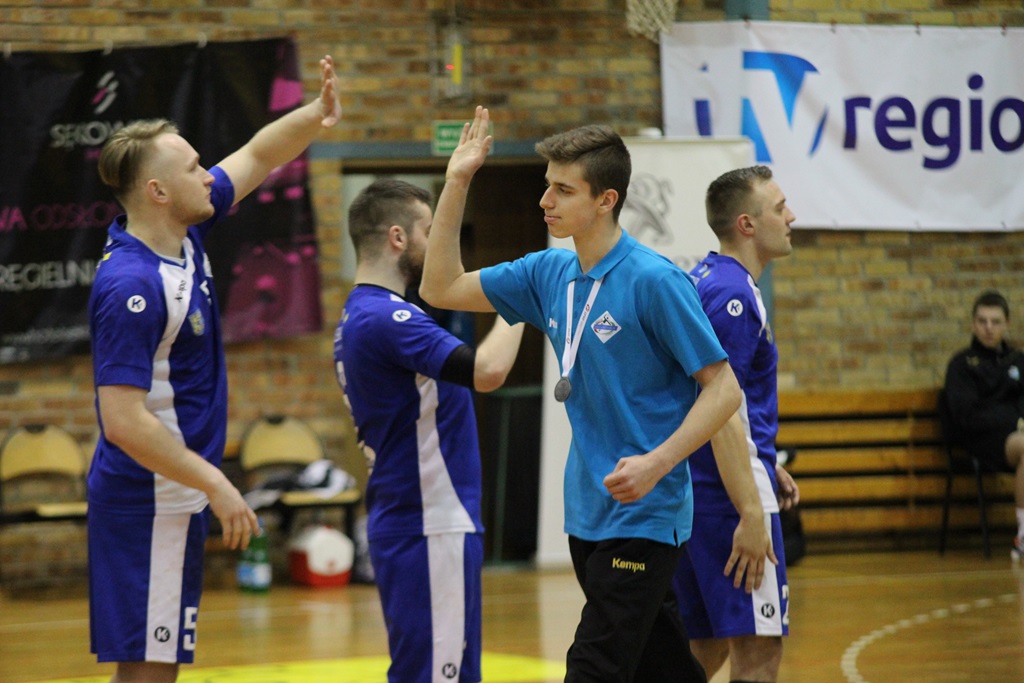 Juniorzy Siódemki Miedź przywitani oklaskami przez kibiców