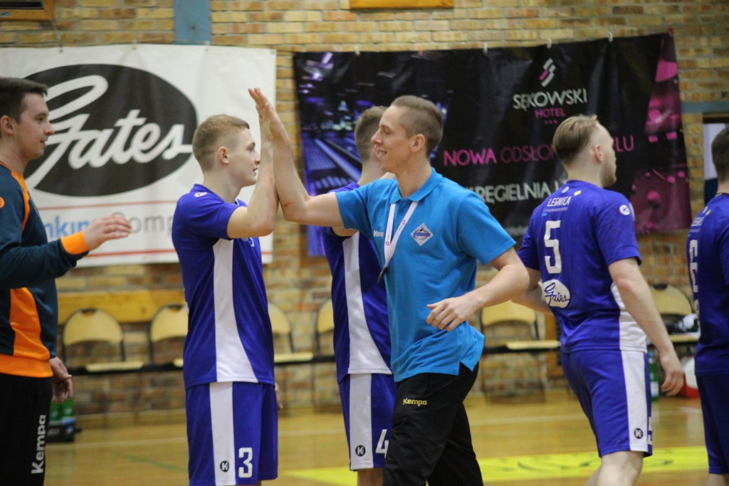 Juniorzy Siódemki Miedź przywitani oklaskami przez kibiców