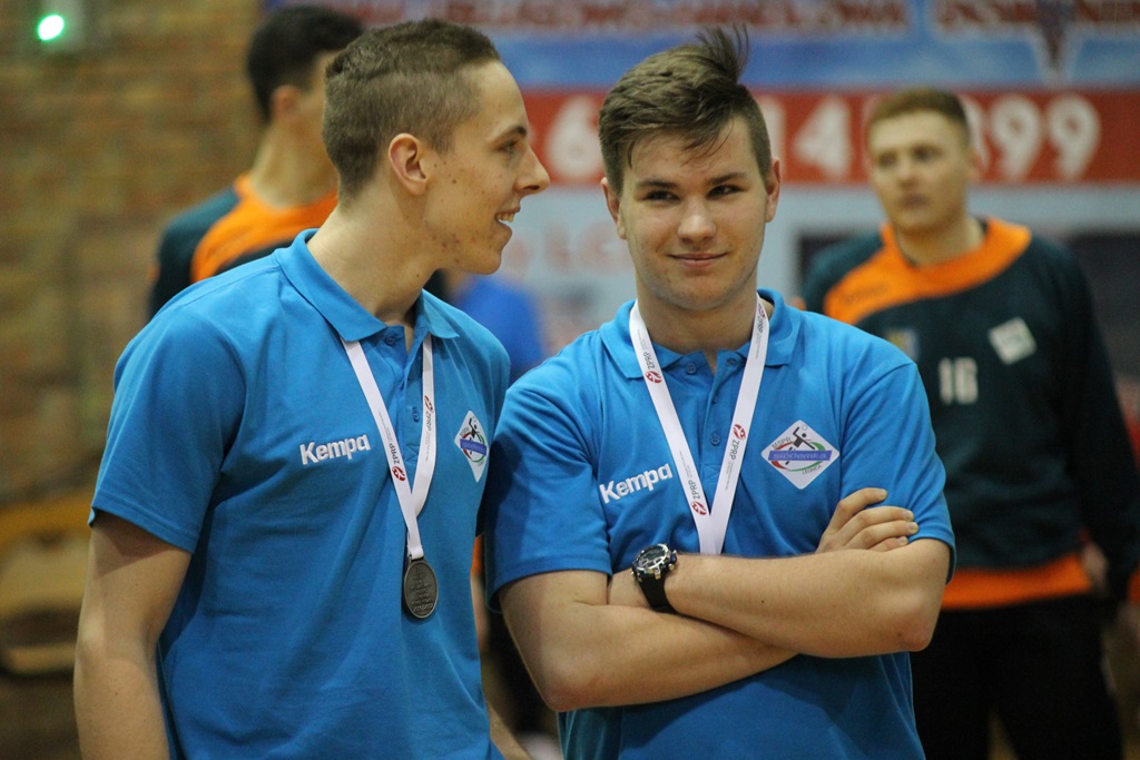 Juniorzy Siódemki Miedź przywitani oklaskami przez kibiców