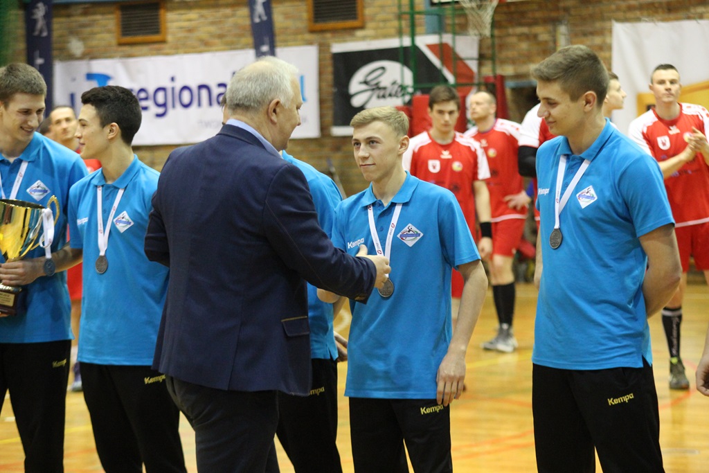 Juniorzy Siódemki Miedź przywitani oklaskami przez kibiców