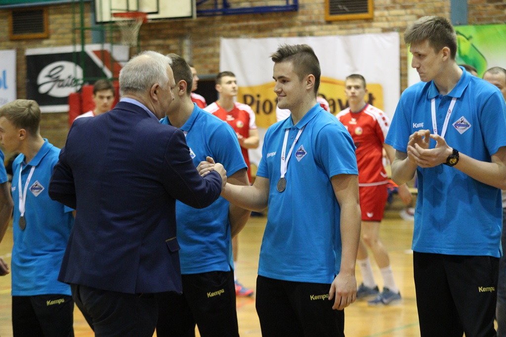 Juniorzy Siódemki Miedź przywitani oklaskami przez kibiców