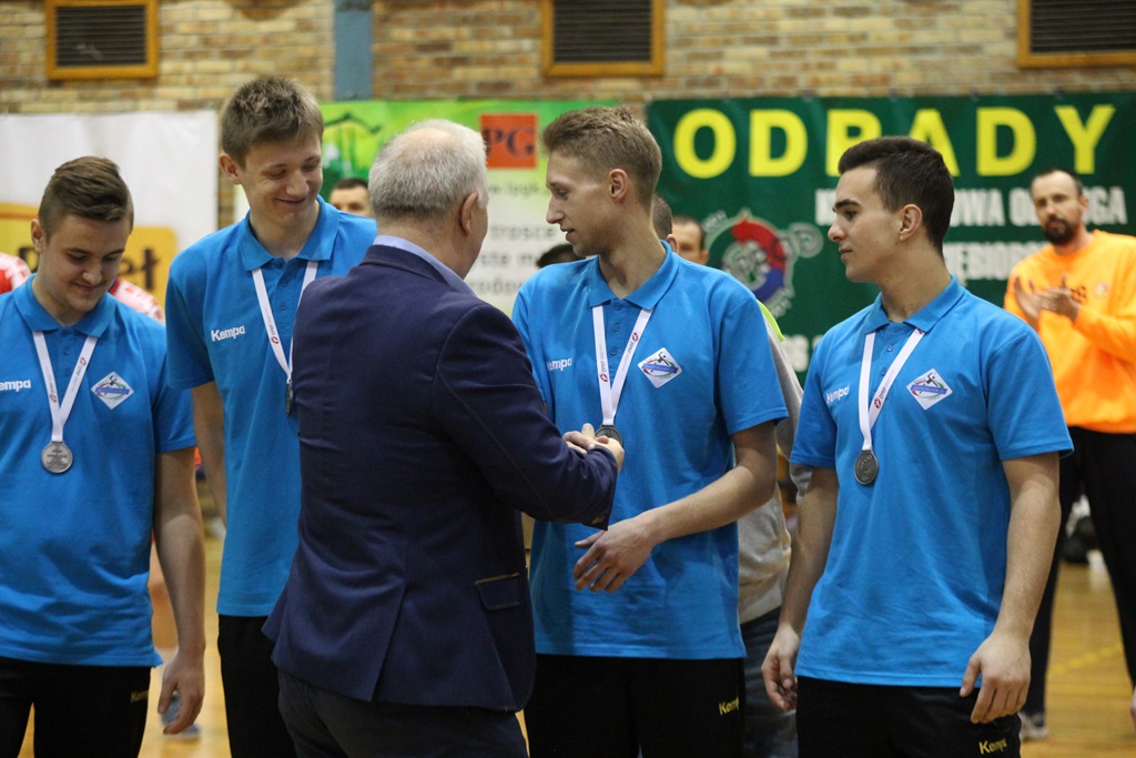 Juniorzy Siódemki Miedź przywitani oklaskami przez kibiców