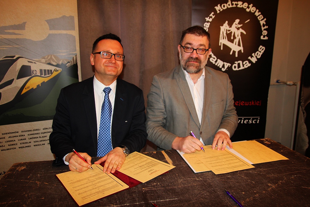 W Caffe Modjeska podpisano teatralno - kolejowe porozumienie