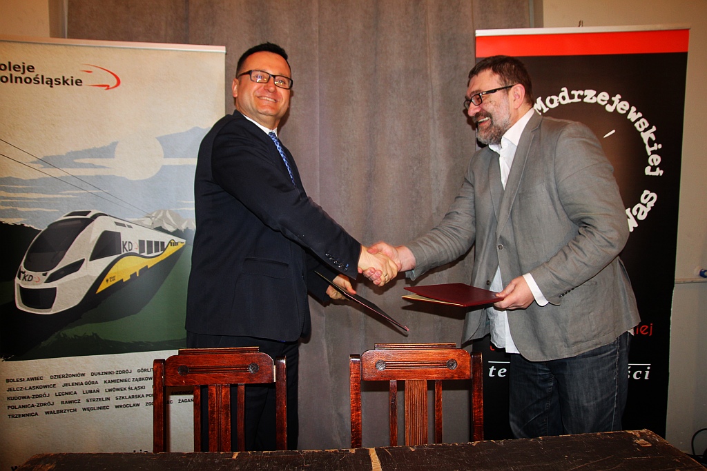 W Caffe Modjeska podpisano teatralno - kolejowe porozumienie
