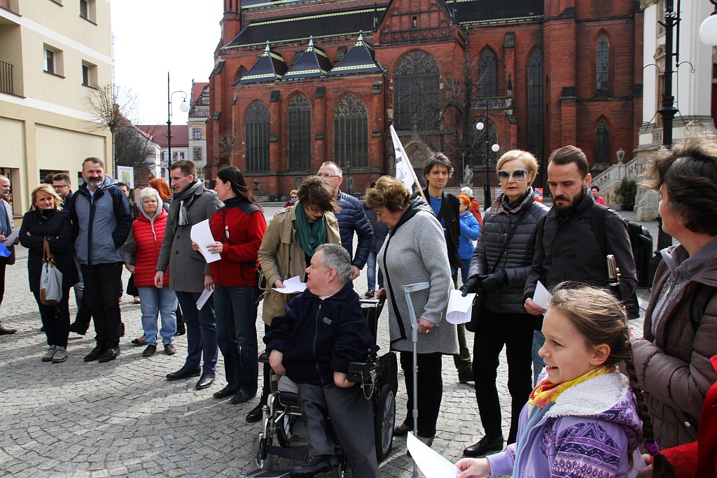 Ponad siedemdziesiąt osób zaśpiewało w rynku 'Odę do radości'