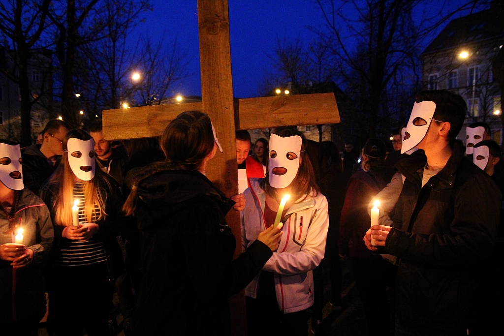 Blisko trzysta osób modliło się podczas Drogi Krzyżowej