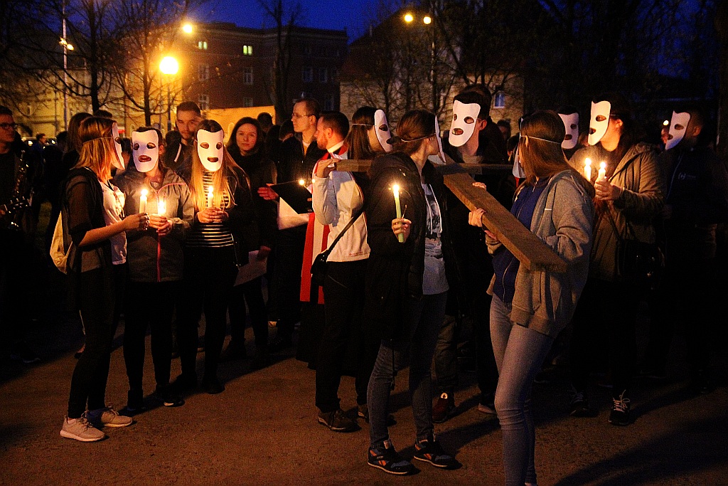 Blisko trzysta osób modliło się podczas Drogi Krzyżowej