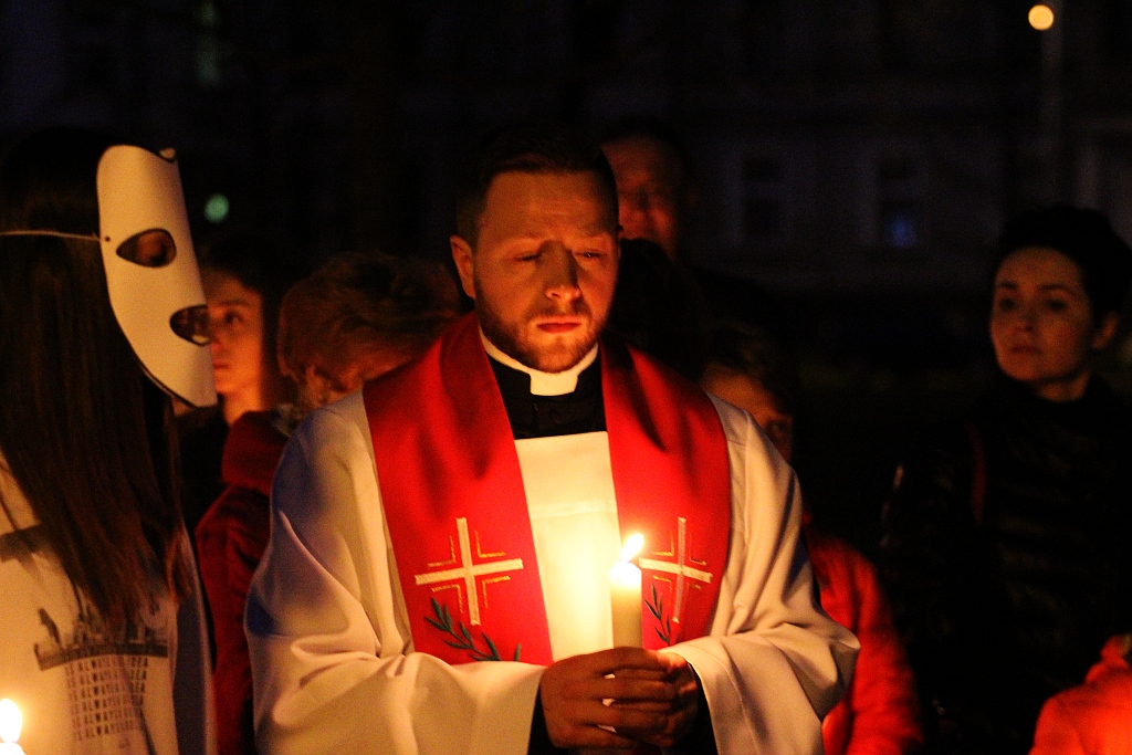 Blisko trzysta osób modliło się podczas Drogi Krzyżowej