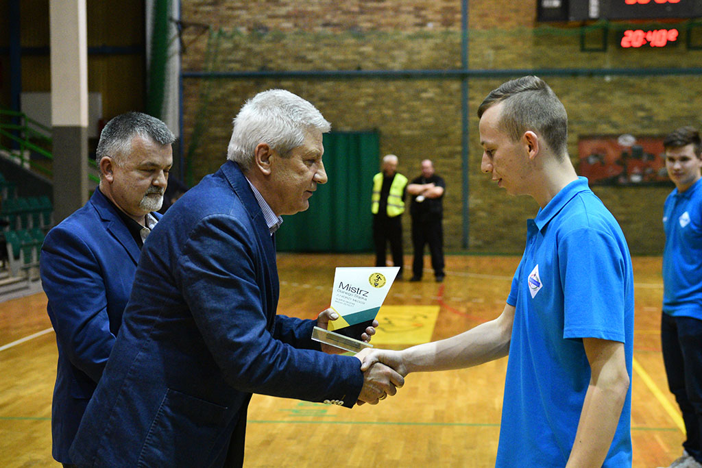 Juniorzy młodsi Siódemki Miedź Legnica ze złotymi medalami