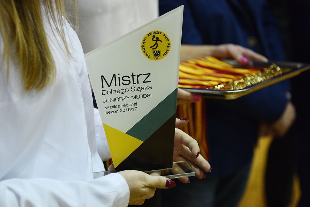 Juniorzy młodsi Siódemki Miedź Legnica ze złotymi medalami
