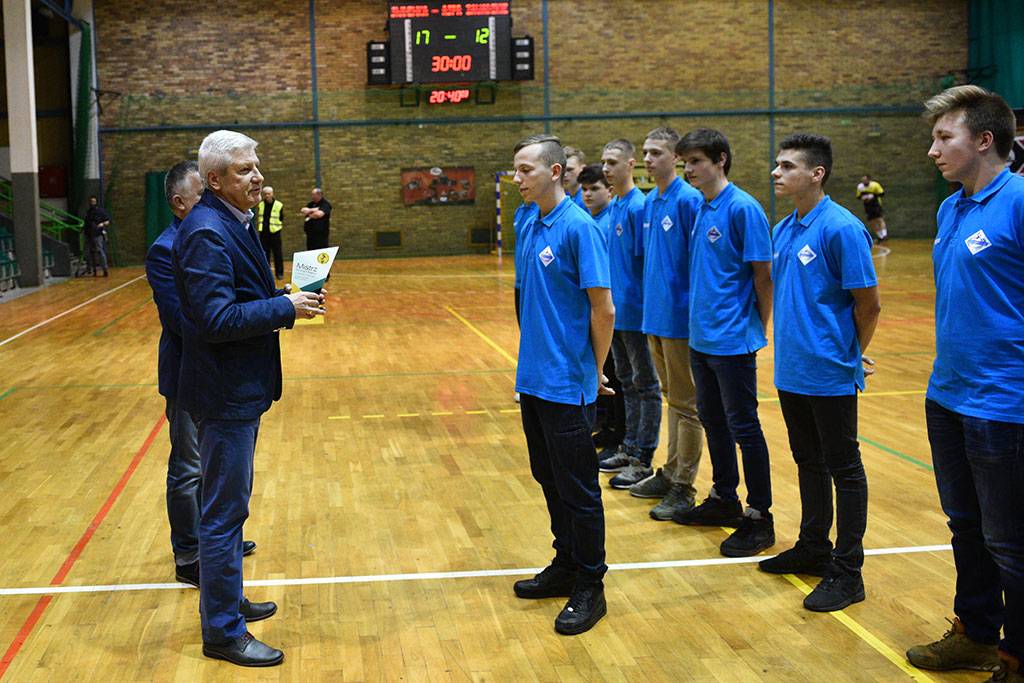 Juniorzy młodsi Siódemki Miedź Legnica ze złotymi medalami