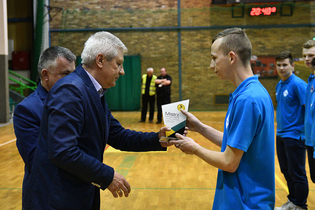 Juniorzy młodsi Siódemki Miedź Legnica ze złotymi medalami