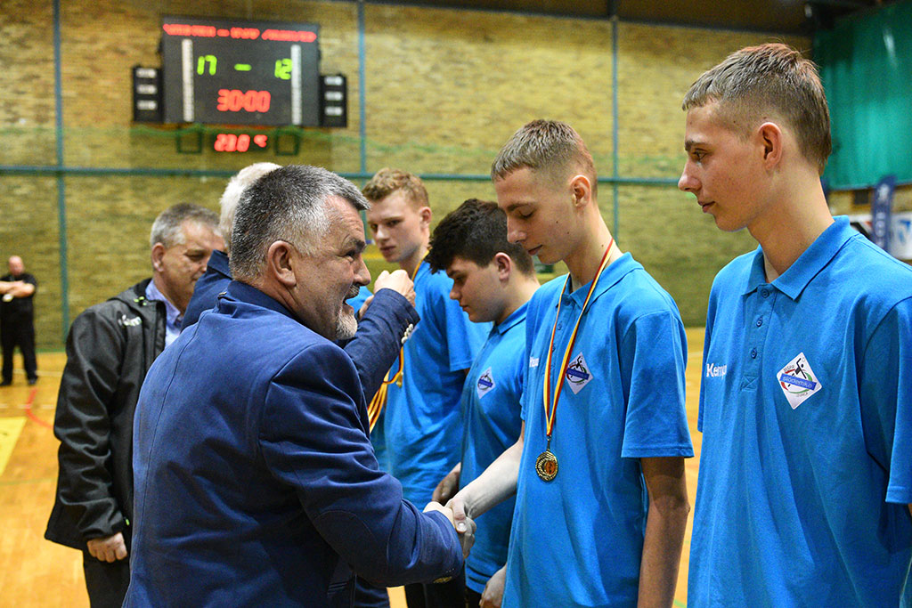 Juniorzy młodsi Siódemki Miedź Legnica ze złotymi medalami