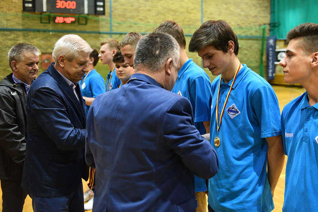 Juniorzy młodsi Siódemki Miedź Legnica ze złotymi medalami