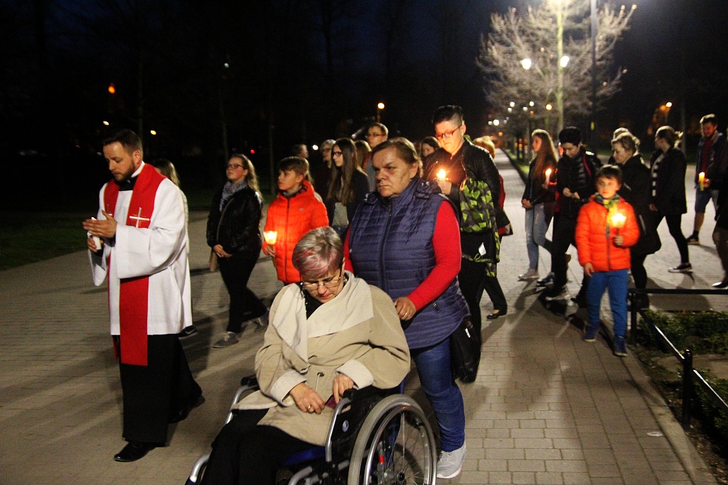 Blisko trzysta osób modliło się podczas Drogi Krzyżowej