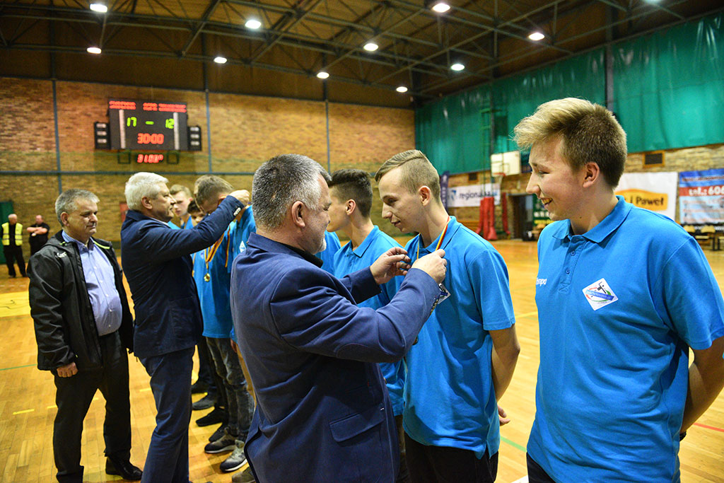 Juniorzy młodsi Siódemki Miedź Legnica ze złotymi medalami