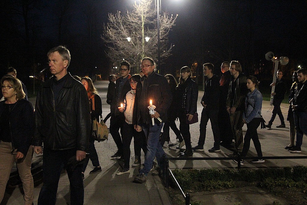 Blisko trzysta osób modliło się podczas Drogi Krzyżowej